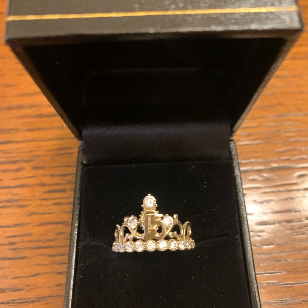 Selling a beautiful 10k cz’s crown style ring for 15 yrs girl